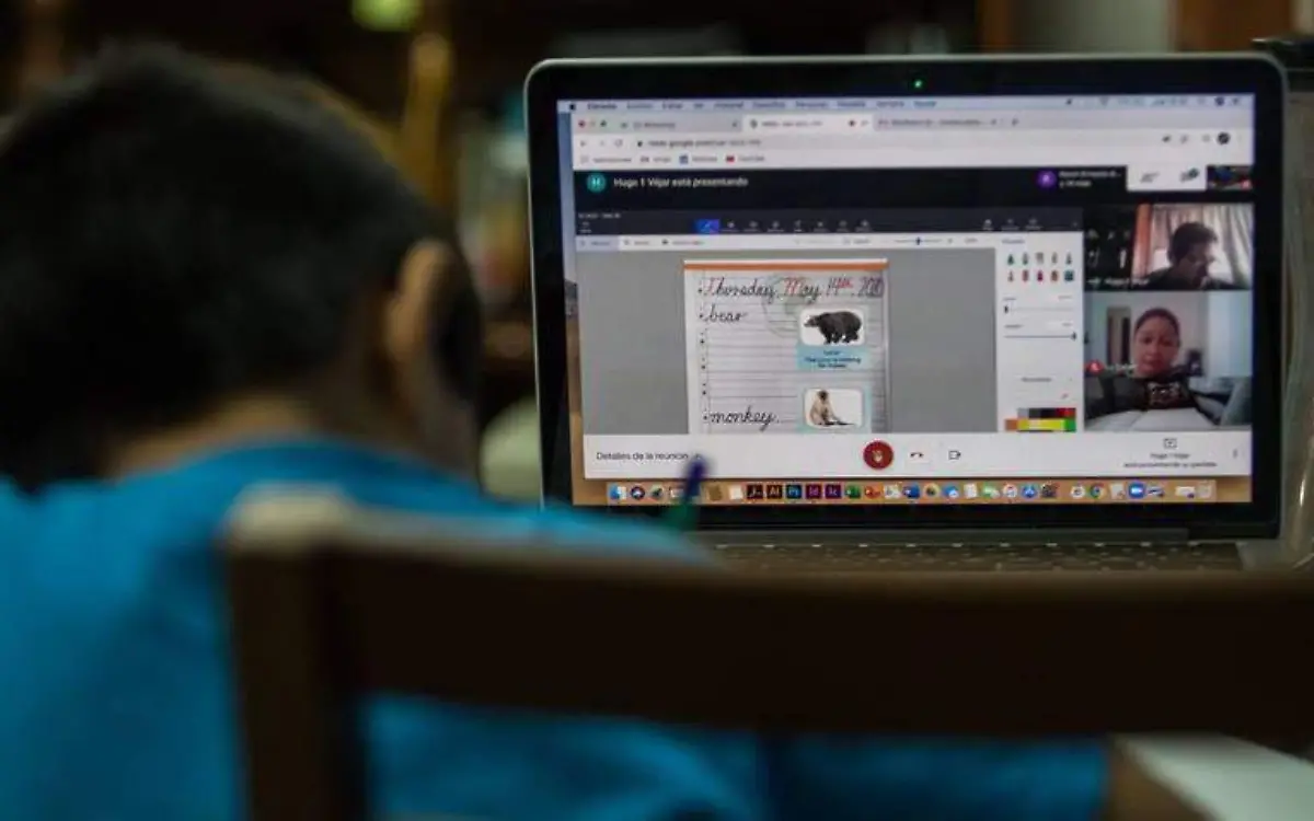 Estudiante tomando clases en línea